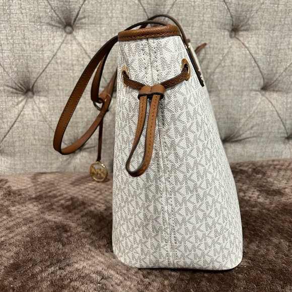 COPY - Michael Kors large drawstring tote bag, with zip closure. New never used… - Picture 4 of 8